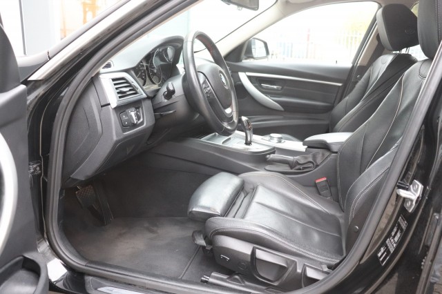 BMW 3-SERIE 320I AUT High Exec. SPORT/1E EIG/LEER/SPORTSTOELEN/LED/XENON/ORI, Carmix, OSS