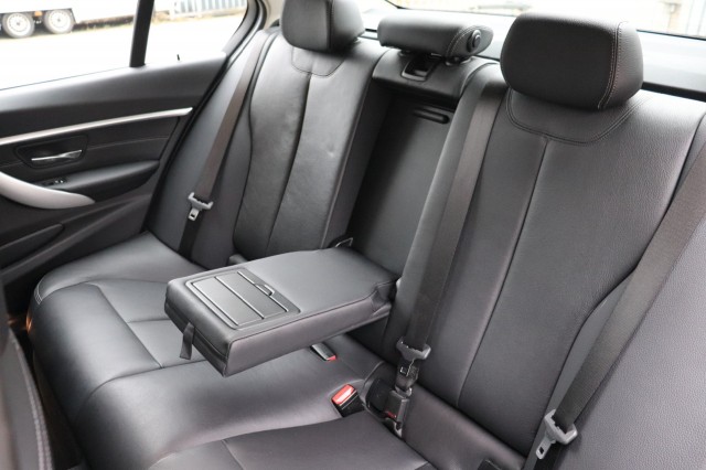 BMW 3-SERIE 320I AUT High Exec. SPORT/1E EIG/LEER/SPORTSTOELEN/LED/XENON/ORI, Carmix, OSS