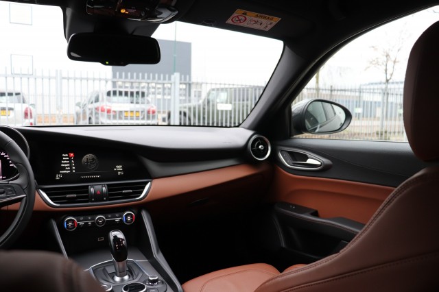 ALFA ROMEO GIULIA 2.0T SUPER AUT/SPORTST./A.CARPLAY/STOEL/STUURVERW./18'', Carmix, OSS