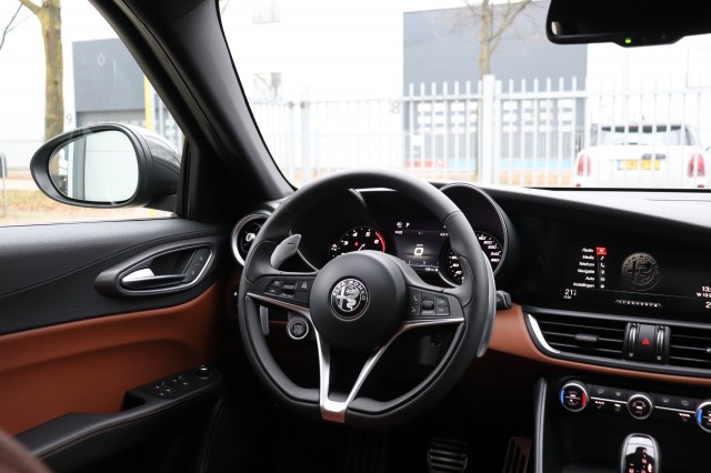 ALFA ROMEO GIULIA 2.0T SUPER AUT/SPORTST./A.CARPLAY/STOEL/STUURVERW./18'', Carmix, OSS
