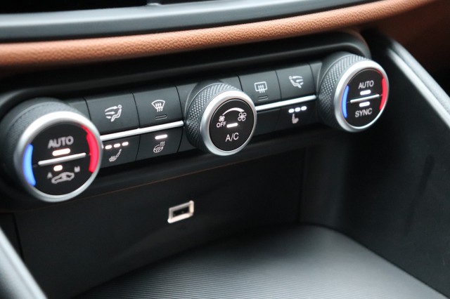 ALFA ROMEO GIULIA 2.0T SUPER AUT/SPORTST./A.CARPLAY/STOEL/STUURVERW./18'', Carmix, OSS