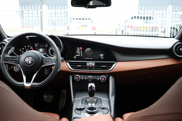 ALFA ROMEO GIULIA 2.0T SUPER AUT/SPORTST./A.CARPLAY/STOEL/STUURVERW./18'', Carmix, OSS