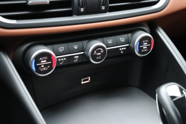 ALFA ROMEO GIULIA 2.0T SUPER AUT/SPORTST./A.CARPLAY/STOEL/STUURVERW./18'', Carmix, OSS
