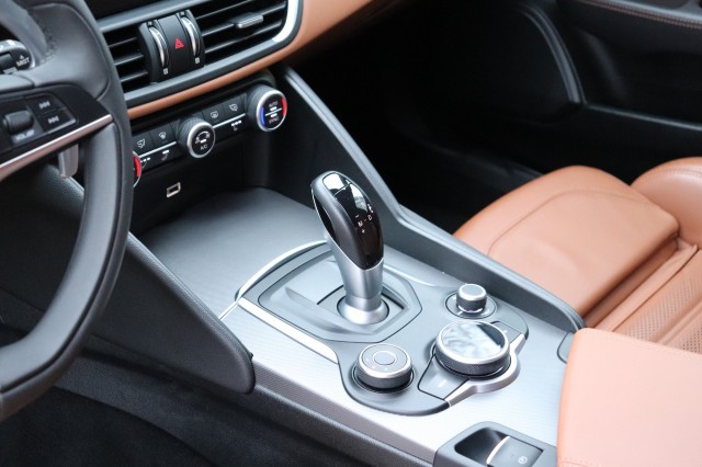 ALFA ROMEO GIULIA 2.0T SUPER AUT/SPORTST./A.CARPLAY/STOEL/STUURVERW./18'', Carmix, OSS