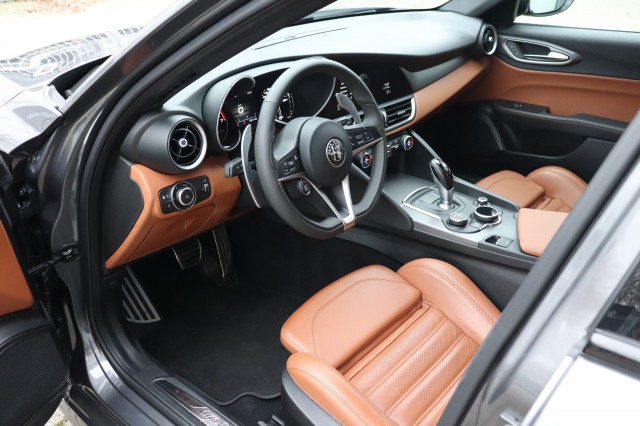 ALFA ROMEO GIULIA 2.0T SUPER AUT/SPORTST./A.CARPLAY/STOEL/STUURVERW./18'', Carmix, OSS
