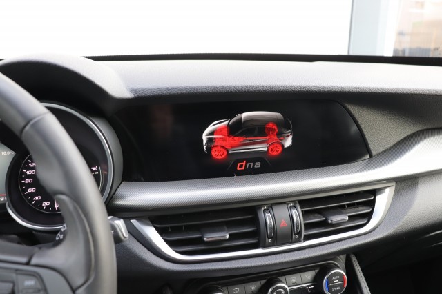 ALFA ROMEO STELVIO 2.0 T Q4 AWD SUPER AUT/A.CARPLAY/SPORTSTOELEN/STOEL/STUURVERW./1, Carmix, OSS