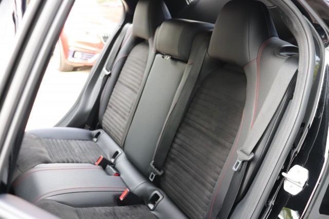 MERCEDES-BENZ GLA-KLASSE 180 AMG AUT/ORIG.NL/BI-XENON/CLIMA/CRUISE/19, Carmix, OSS