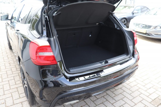 MERCEDES-BENZ GLA-KLASSE 180 AMG AUT/ORIG.NL/BI-XENON/CLIMA/CRUISE/19, Carmix, OSS