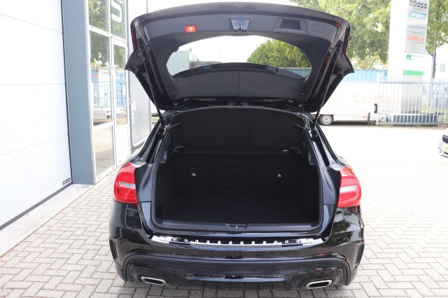 MERCEDES-BENZ GLA-KLASSE 180 AMG AUT/ORIG.NL/BI-XENON/CLIMA/CRUISE/19, Carmix, OSS