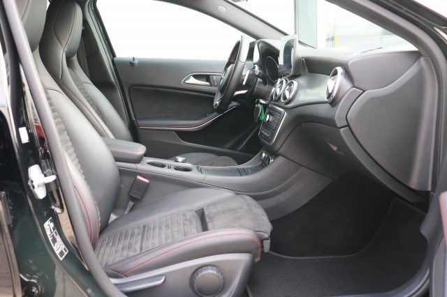 MERCEDES-BENZ GLA-KLASSE 180 AMG AUT/ORIG.NL/BI-XENON/CLIMA/CRUISE/19, Carmix, OSS