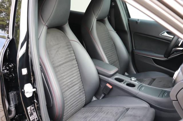 MERCEDES-BENZ GLA-KLASSE 180 AMG AUT/ORIG.NL/BI-XENON/CLIMA/CRUISE/19, Carmix, OSS