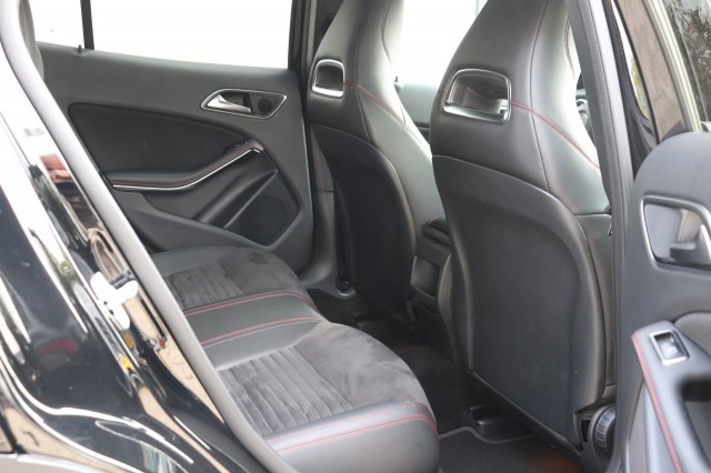 MERCEDES-BENZ GLA-KLASSE 180 AMG AUT/ORIG.NL/BI-XENON/CLIMA/CRUISE/19, Carmix, OSS