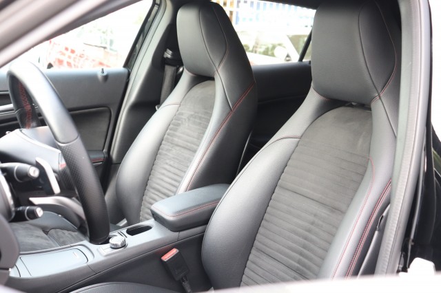 MERCEDES-BENZ GLA-KLASSE 180 AMG AUT/ORIG.NL/BI-XENON/CLIMA/CRUISE/19, Carmix, OSS