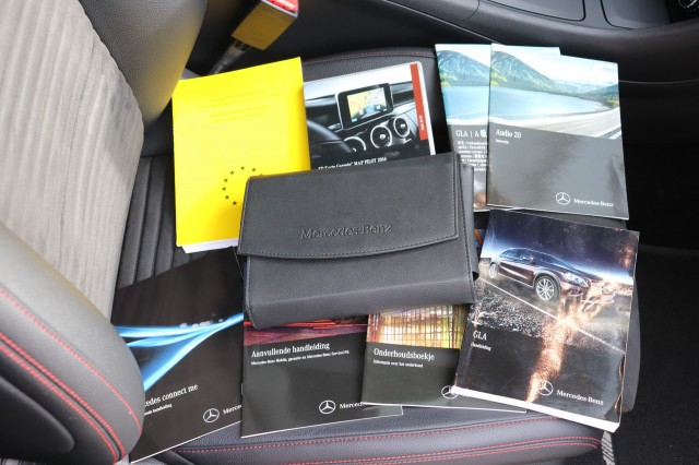 MERCEDES-BENZ GLA-KLASSE 180 AMG AUT/ORIG.NL/BI-XENON/CLIMA/CRUISE/19, Carmix, OSS