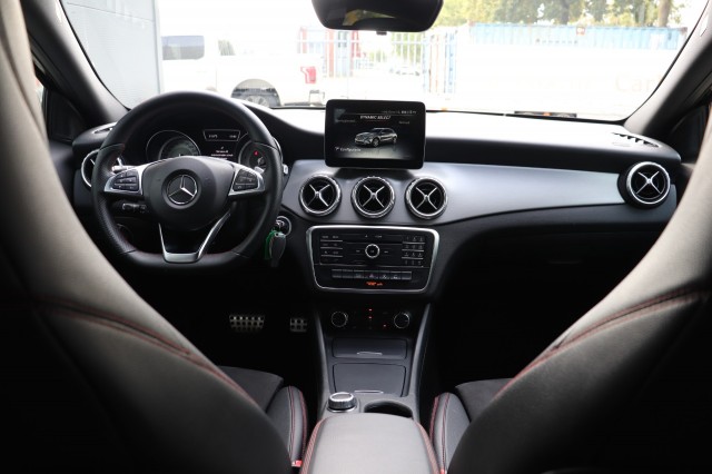 MERCEDES-BENZ GLA-KLASSE 180 AMG AUT/ORIG.NL/BI-XENON/CLIMA/CRUISE/19, Carmix, OSS