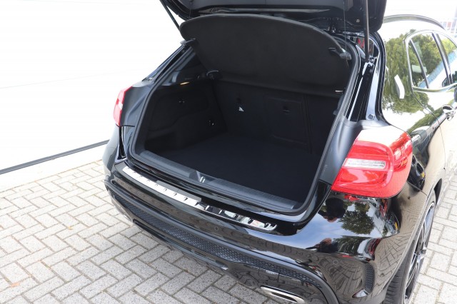 MERCEDES-BENZ GLA-KLASSE 180 AMG AUT/ORIG.NL/BI-XENON/CLIMA/CRUISE/19, Carmix, OSS