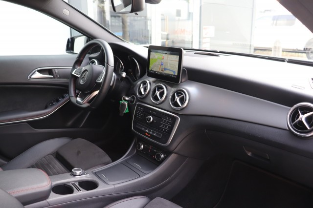 MERCEDES-BENZ GLA-KLASSE 180 AMG AUT/ORIG.NL/BI-XENON/CLIMA/CRUISE/19, Carmix, OSS