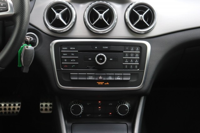 MERCEDES-BENZ GLA-KLASSE 180 AMG AUT/ORIG.NL/BI-XENON/CLIMA/CRUISE/19, Carmix, OSS