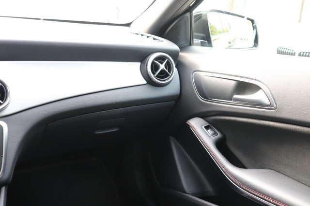 MERCEDES-BENZ GLA-KLASSE 180 AMG AUT/ORIG.NL/BI-XENON/CLIMA/CRUISE/19, Carmix, OSS