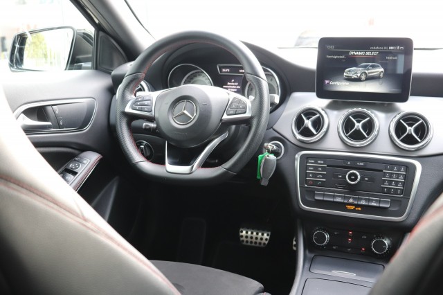 MERCEDES-BENZ GLA-KLASSE 180 AMG AUT/ORIG.NL/BI-XENON/CLIMA/CRUISE/19, Carmix, OSS