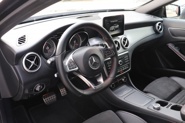 MERCEDES-BENZ GLA-KLASSE 180 AMG AUT/ORIG.NL/BI-XENON/CLIMA/CRUISE/19, Carmix, OSS