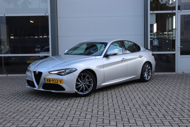 Alfa romeo Giulia - 2.0T SUPER AUT/ORIG.NL/A.CarPlay/Ad.Cruise/Stuur&Stoelverw./18inch 114dkm!