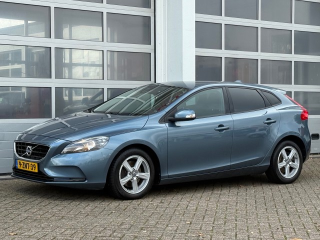 VOLVO V40 1.6 D2 Kinetic Aut. Navi Pdc Trekhaak APK tot 01-2026!, Van Veen Automotive, Enschede