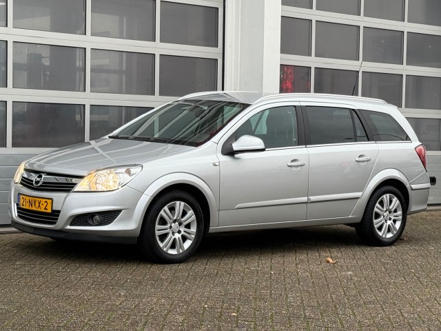 OPEL ASTRA 1.6 Cosmo 116PK Navi Leer Trekhaak Rijklaar!, Van Veen Automotive, Hengelo