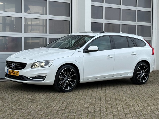 VOLVO V60 Verwacht 2.4 D5 Hybrid Special Edition Euro 6 Navi Camera Schuif-dak!, Van Veen Automotive, Hengelo