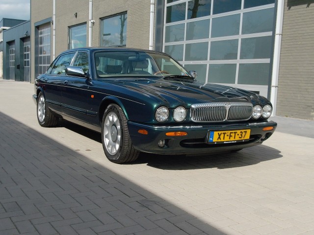 DAIMLER SUPER V8 Supercharged V8 4.0 Liter Sedan RDW/Automaat/363 PK, Mancave International B.V., s' Heerenbergh