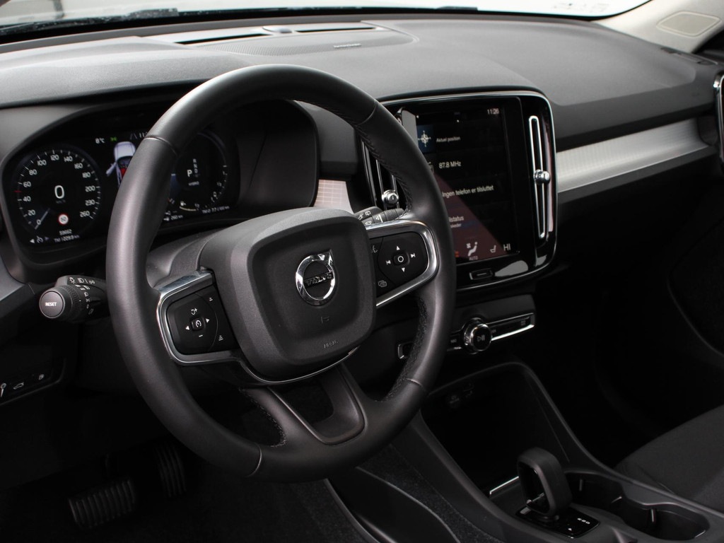 VOLVO, XC40