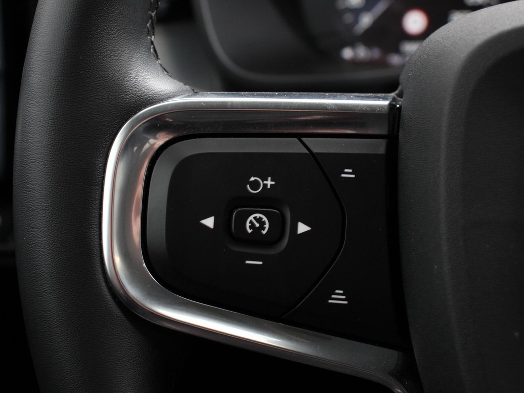 VOLVO, XC40