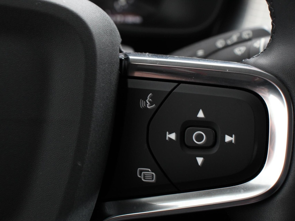 VOLVO, XC40