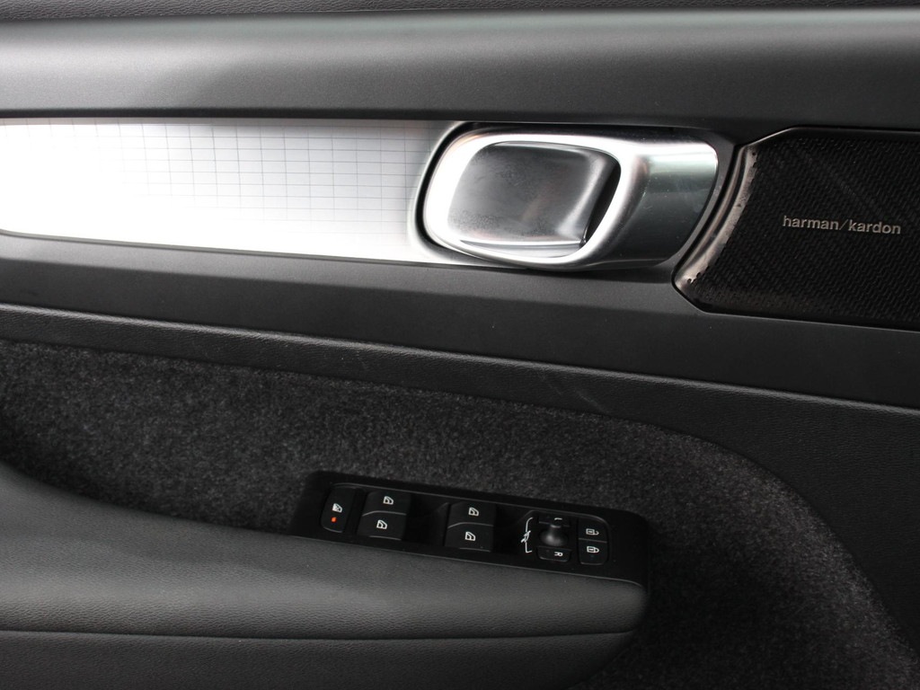VOLVO, XC40