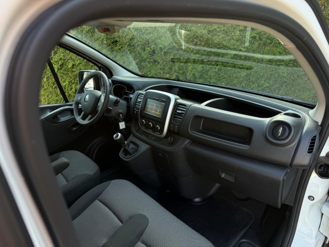 RENAULT TRAFIC L2H1 2.0 dCi 120PK Navi  Airco Trekhaak, VDW Cars, Enschede