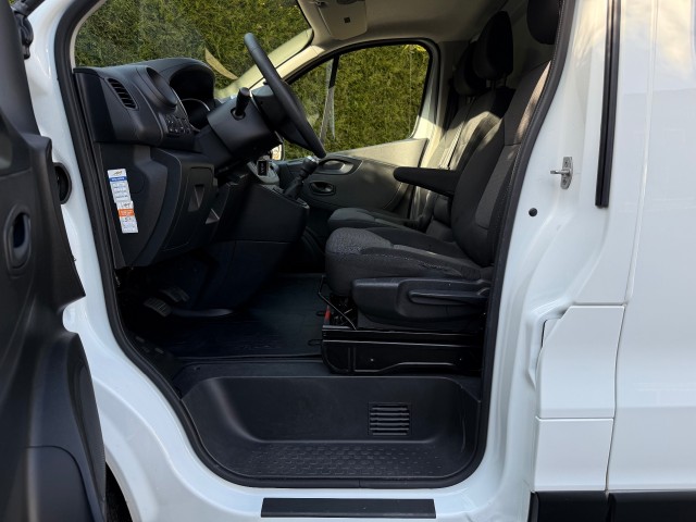 RENAULT TRAFIC L2H1 2.0 dCi 120PK Navi  Airco Trekhaak, VDW Cars, Enschede