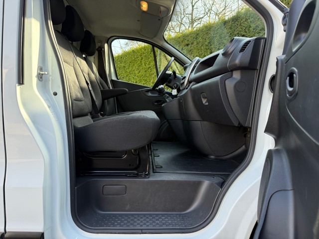 RENAULT TRAFIC L2H1 2.0 dCi 120PK Navi  Airco Trekhaak, VDW Cars, Enschede