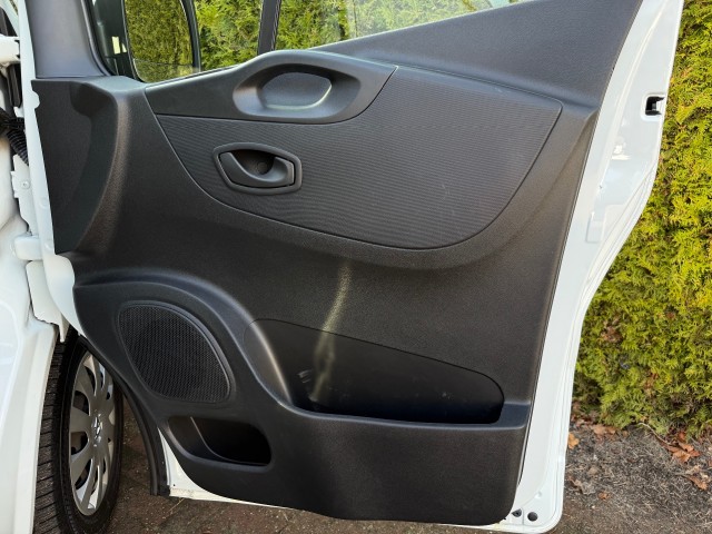 RENAULT TRAFIC L2H1 2.0 dCi 120PK Navi  Airco Trekhaak, VDW Cars, Enschede