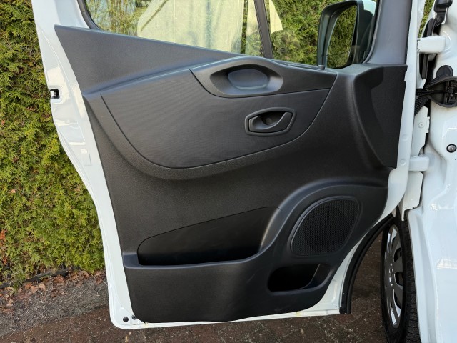 RENAULT TRAFIC L2H1 2.0 dCi 120PK Navi  Airco Trekhaak, VDW Cars, Enschede