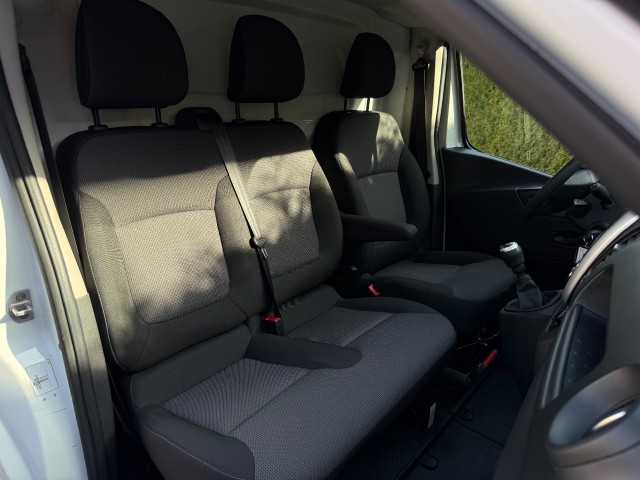 RENAULT TRAFIC L2H1 2.0 dCi 120PK Navi  Airco Trekhaak, VDW Cars, Enschede