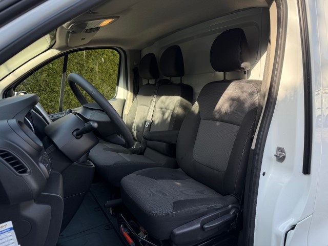 RENAULT TRAFIC L2H1 2.0 dCi 120PK Navi  Airco Trekhaak, VDW Cars, Enschede