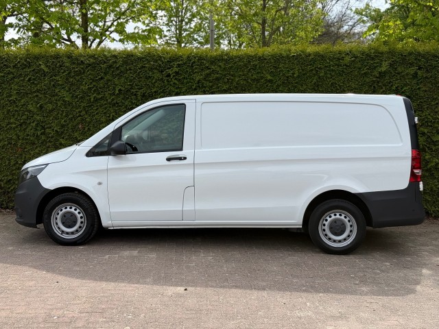 MERCEDES-BENZ VITO 111CDI Lang / Airco / Cruise / Camera / Navi / Parkeersensoren / Trekhaak, VDW Cars, Enschede