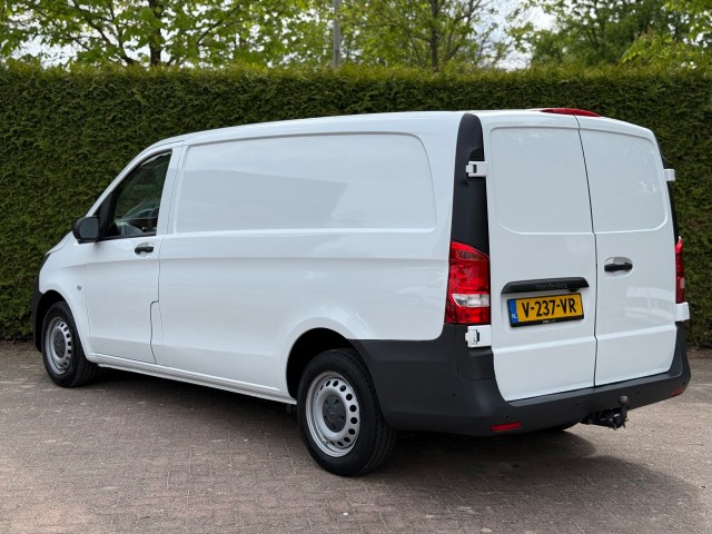 MERCEDES-BENZ VITO 111CDI Lang / Airco / Cruise / Camera / Navi / Parkeersensoren / Trekhaak, VDW Cars, Enschede