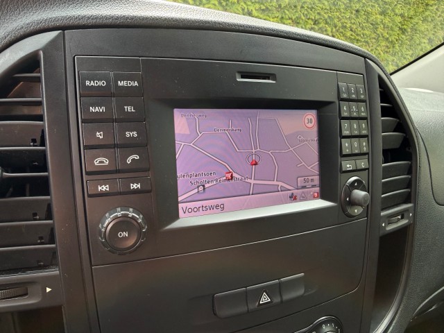 MERCEDES-BENZ VITO 111CDI Lang / Airco / Cruise / Camera / Navi / Parkeersensoren / Trekhaak, VDW Cars, Enschede