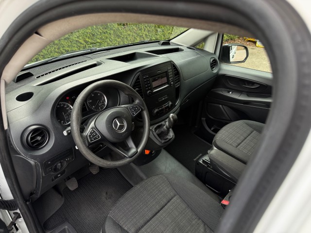 MERCEDES-BENZ VITO 111CDI Lang / Airco / Cruise / Camera / Navi / Parkeersensoren / Trekhaak, VDW Cars, Enschede