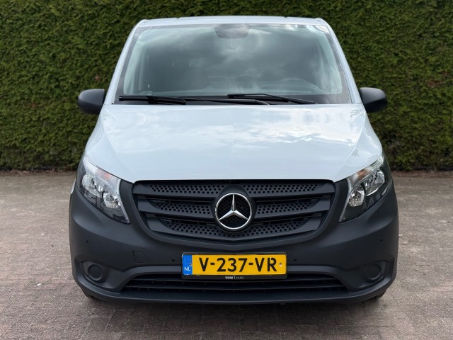 MERCEDES-BENZ VITO 111CDI Lang / Airco / Cruise / Camera / Navi / Parkeersensoren / Trekhaak, VDW Cars, Enschede