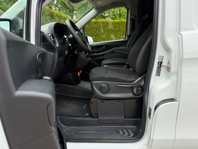 MERCEDES-BENZ VITO 111CDI Lang / Airco / Cruise / Camera / Navi / Parkeersensoren / Trekhaak, VDW Cars, Enschede