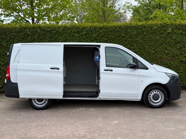 MERCEDES-BENZ VITO 111CDI Lang / Airco / Cruise / Camera / Navi / Parkeersensoren / Trekhaak, VDW Cars, Enschede