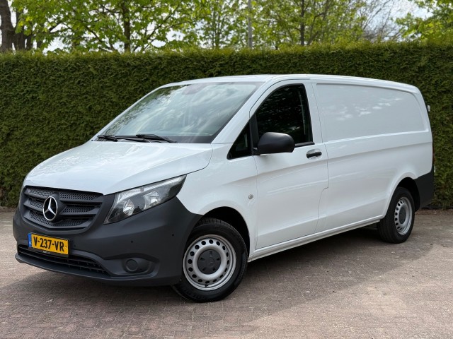 MERCEDES-BENZ VITO 111CDI Lang / Airco / Cruise / Camera / Navi / Parkeersensoren / Trekhaak, VDW Cars, Enschede