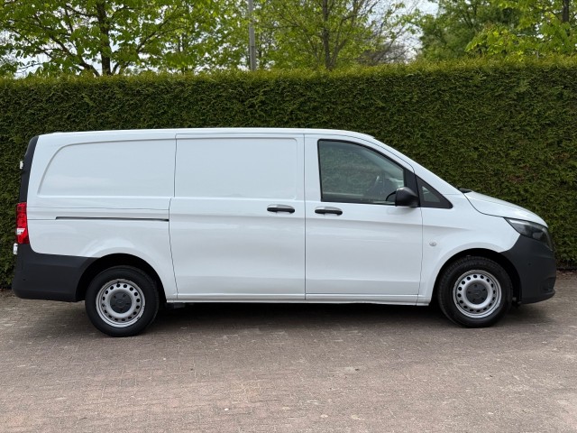 MERCEDES-BENZ VITO 111CDI Lang / Airco / Cruise / Camera / Navi / Parkeersensoren / Trekhaak, VDW Cars, Enschede